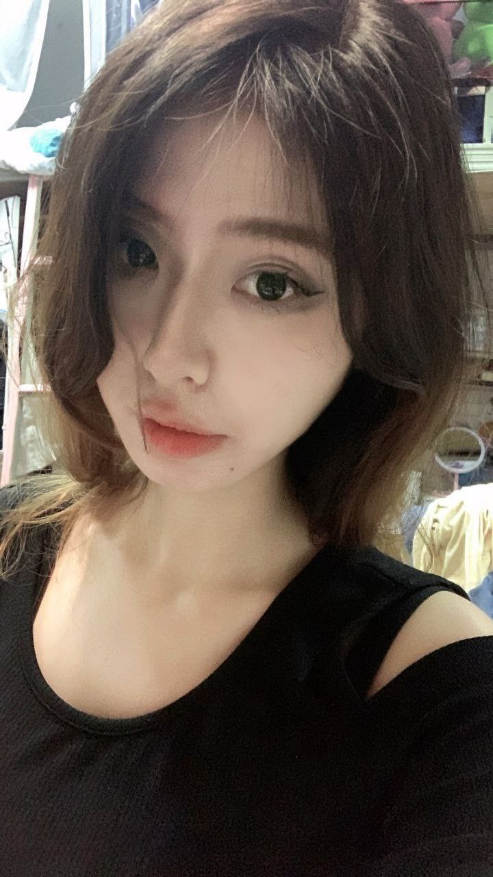 高颜值御姐型女大学生，天生完美炮架的身材极品