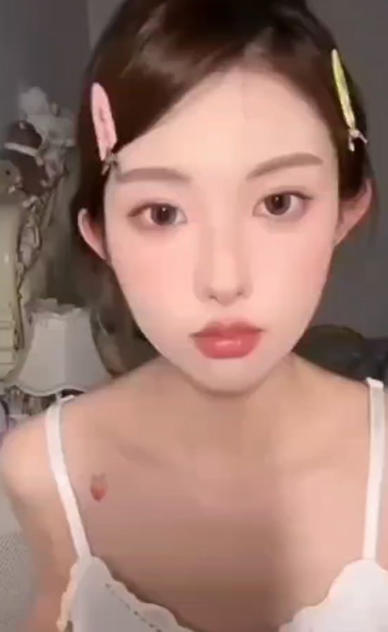快手抖音走光擦边 唱的不错，可惜走错赛道了       !