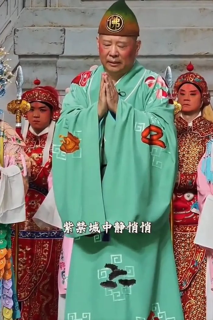 郭德纲因改编红歌被立案调查，重点是改编的内容，没有按程序报备