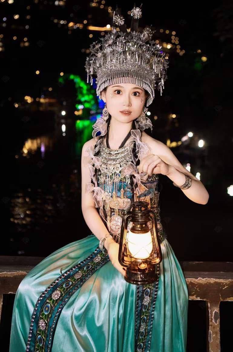 民族风格小姐姐，看着温文儒雅，背后却骚的不行，和榜一大哥偷偷来酒店开房，看着大哥又大又粗的大鸡巴，一脸淫荡的吃了上去，大哥爽笑了，抱美少女抱起来猛艹，淫水流出来了 - 图片