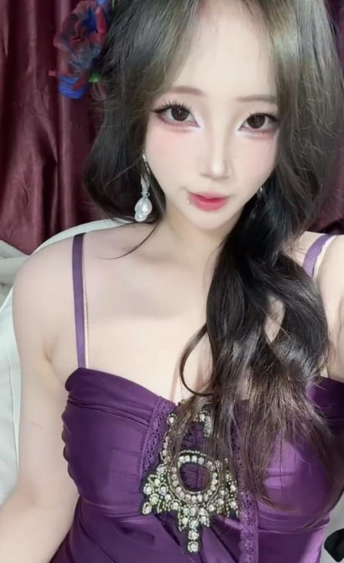 抖音巨乳网红牛老师重金定制大尺度视频泄露 御姐女神跪舔水晶巨物 狂扣骚穴潮吹喷射爽炸 - 图片