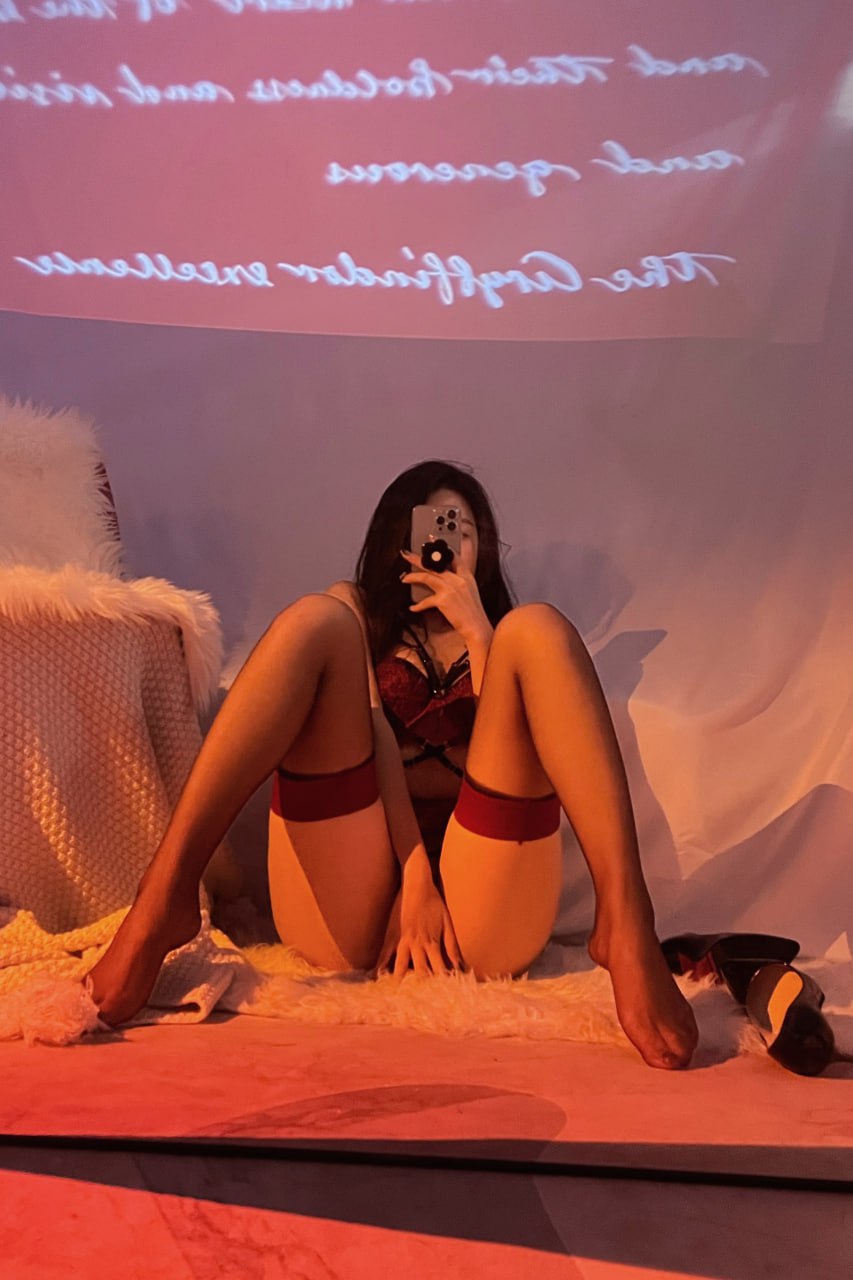 网红纪念小小v5给人感觉是甜美的邻家妹子，关键身材很赞，今天分享她的36套微密圈自拍，丝袜制服、骚气身姿很能打 - 图片