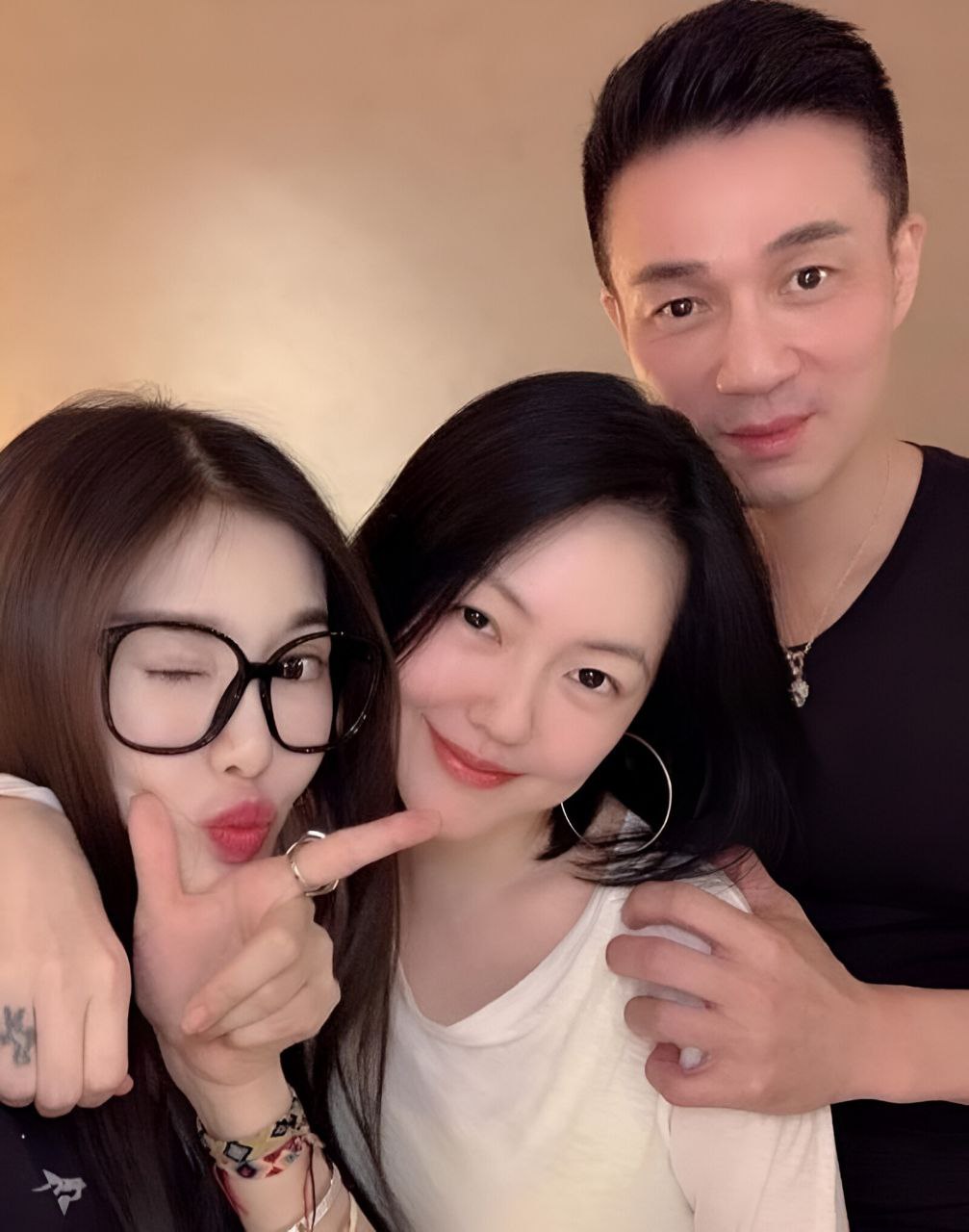 台媒惊爆逆天大瓜！小S老公 许雅钧 将大S出殡现场私密照片发给要约炮的大s女粉丝 - 图片