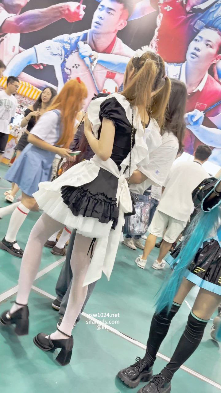 cos女仆装 双马尾白丝袜小美女 一副乖乖女的形象 惹人注意 - 图片