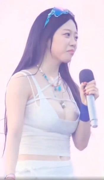 韩国女团  Cignature（시그니처）成员 #金智源 演唱会乳头走光