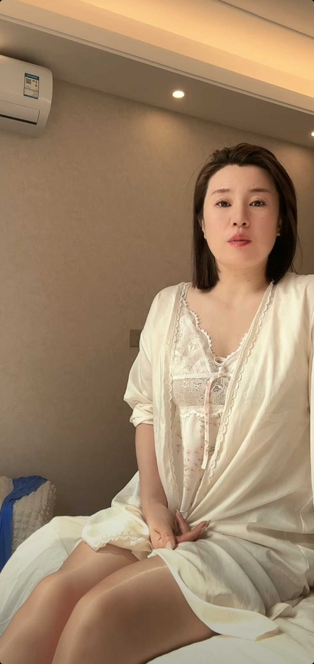 气质美女主播骚妇，口交技术一流 - 图片