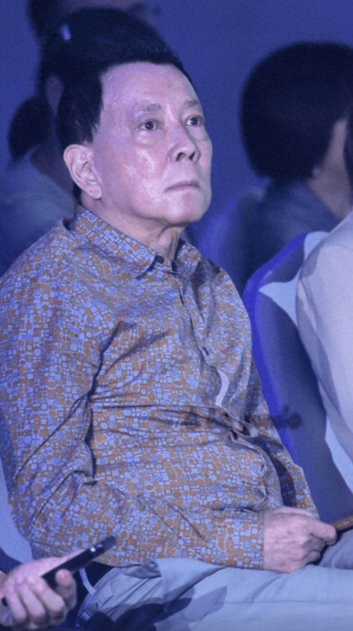 陈冠希73岁父亲近照曝光，满头黑发有型有款，状态比儿子还年轻