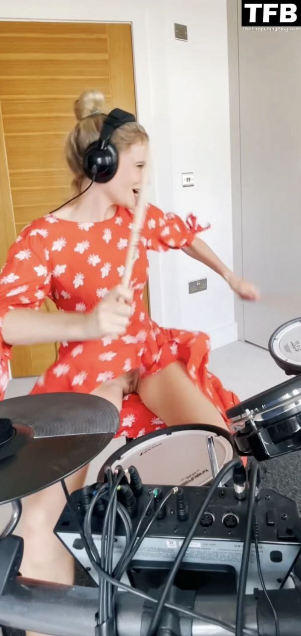 #Florrie歌手TikTok直播打鼓时下体走光