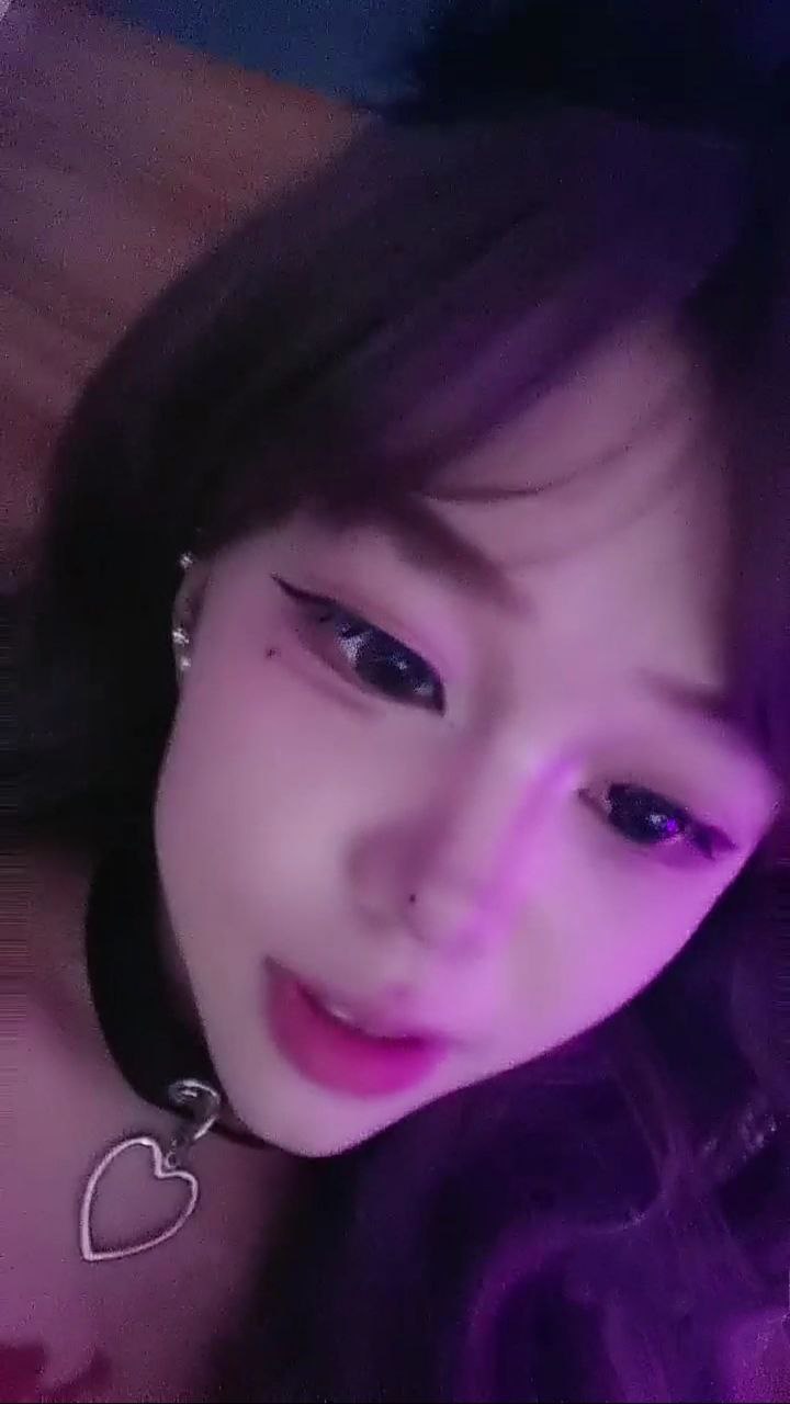 高颜值巨乳纯欲少女，下海直播情趣装兔耳朵，明晃晃的大奶子，性感的黑丝美腿 - 图片