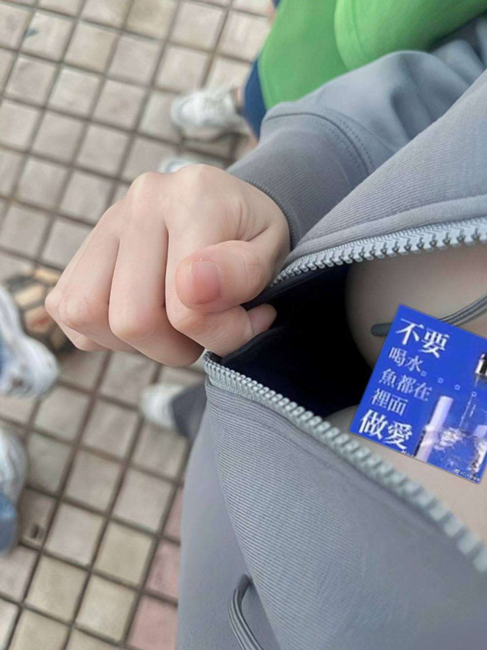 湖南某艺术学院校花 颜值身材都很棒 被土豪重金泡到手 在学校里是高高在上的女神 私下却是个骚逼贱母狗  摸奶自慰 后入爆操内射 反差精盆母狗 - 图片