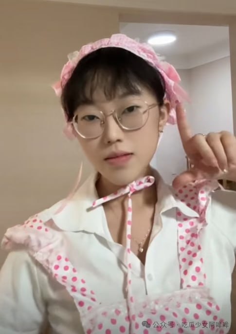 女版Faker“小莎”拒穿T1战袍“吓人”，女版Scout黑丝热舞引争议：模仿电竞明星，流量密码or形象杀手？ - 图片