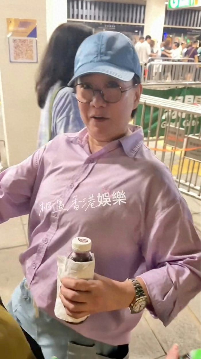 香港知名女星卷片场欺凌风波现身，一直拒回应，面对路人笑着挥手
