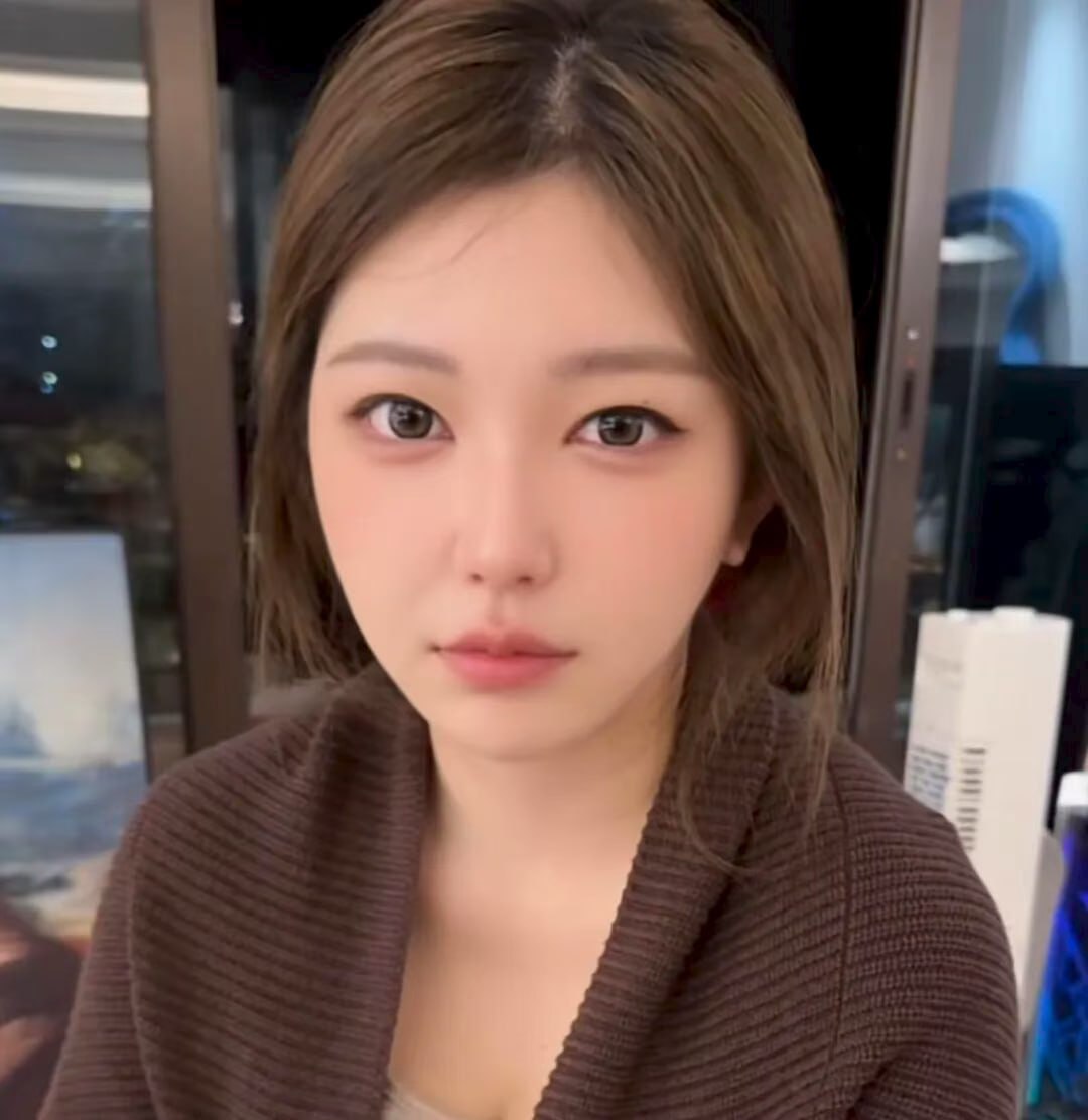 女主播尽头是带货？写真一姐直播展示超绝身材，上半身丰满竟还有马甲线！ - 图片