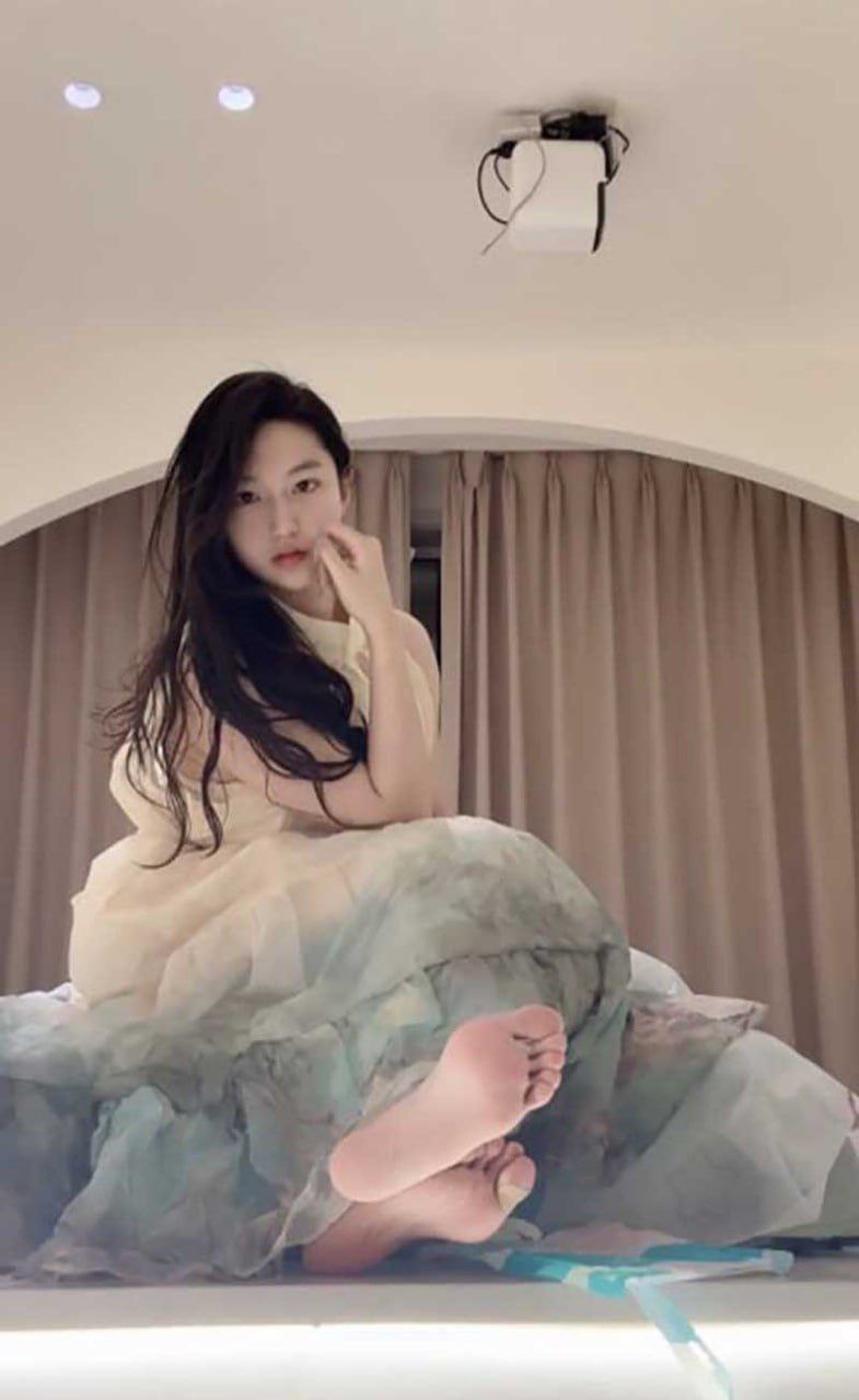 白嫩甜美清纯高颜值校花白丝高中生小萝莉，淫娃寂寞发春在宿舍漏连自拍吐舌头卖萌诱惑，回家也是在不同的床上自拍卖萌秀玉足极致色诱 - 图片