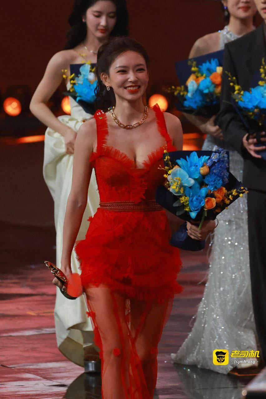 微博之夜低胸红色透纱裙太诱惑了，奶子真美 - 图片