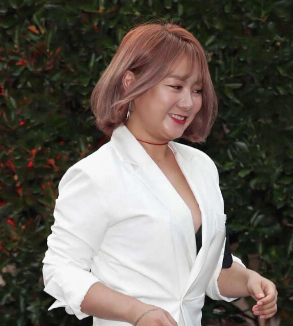 韩国综艺女王朴娜勑车内激战男伴曝光 前经纪人控诉后座狂震踢椅背险酿车祸太炸裂了！ - 图片