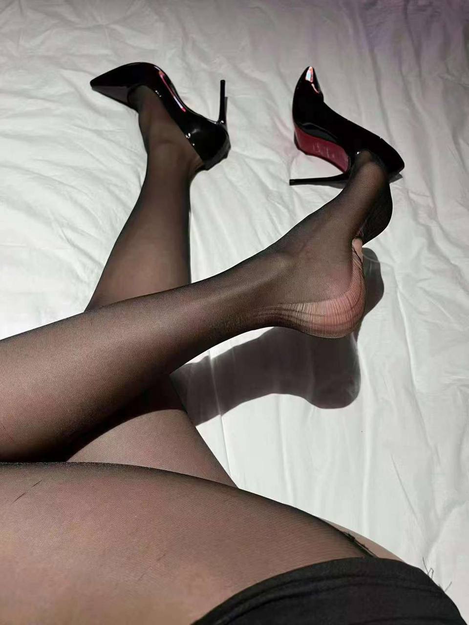 北京某一所艺校 一名极品颜值女校花这么清纯的样子 私下超反差 穿黑丝被小导演潜规则 - 图片