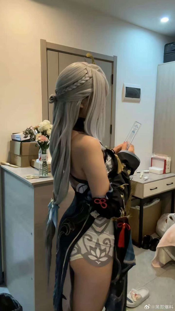 女孩被大叔指责穿日本人衣服，还跟一旁男孩说：“不要找这种人当女朋友。”女孩和男孩解释这是中国风，不是什么外国人的衣服。大叔被怼的哑口无言 - 图片