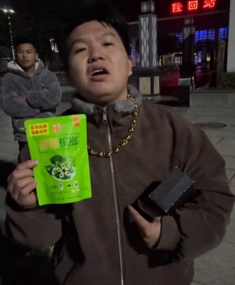 抖音热瓜 新化锦长被打视频曝光 打人者先找事吃槟榔挑衅 正义到底在哪边！ - 图片
