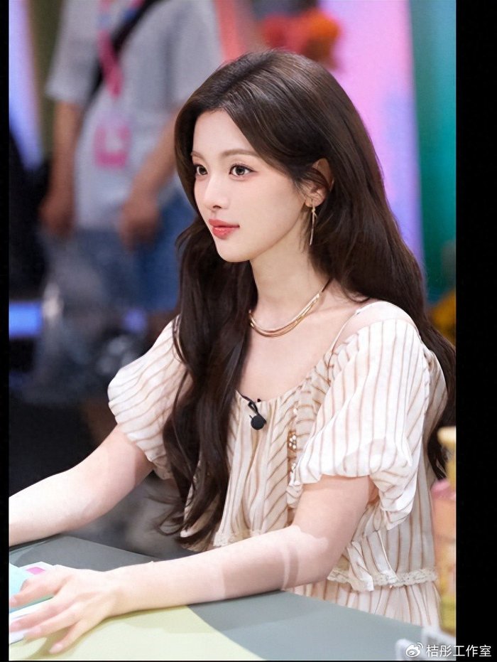 杨超越杏色条纹露肩裙，妆容清秀，又美又飒！
