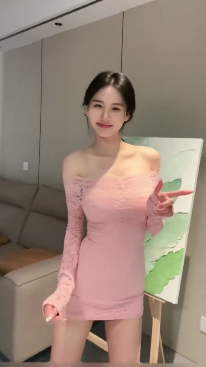 抖音骚货网红 裴南玮 线下与大哥群P - 图片