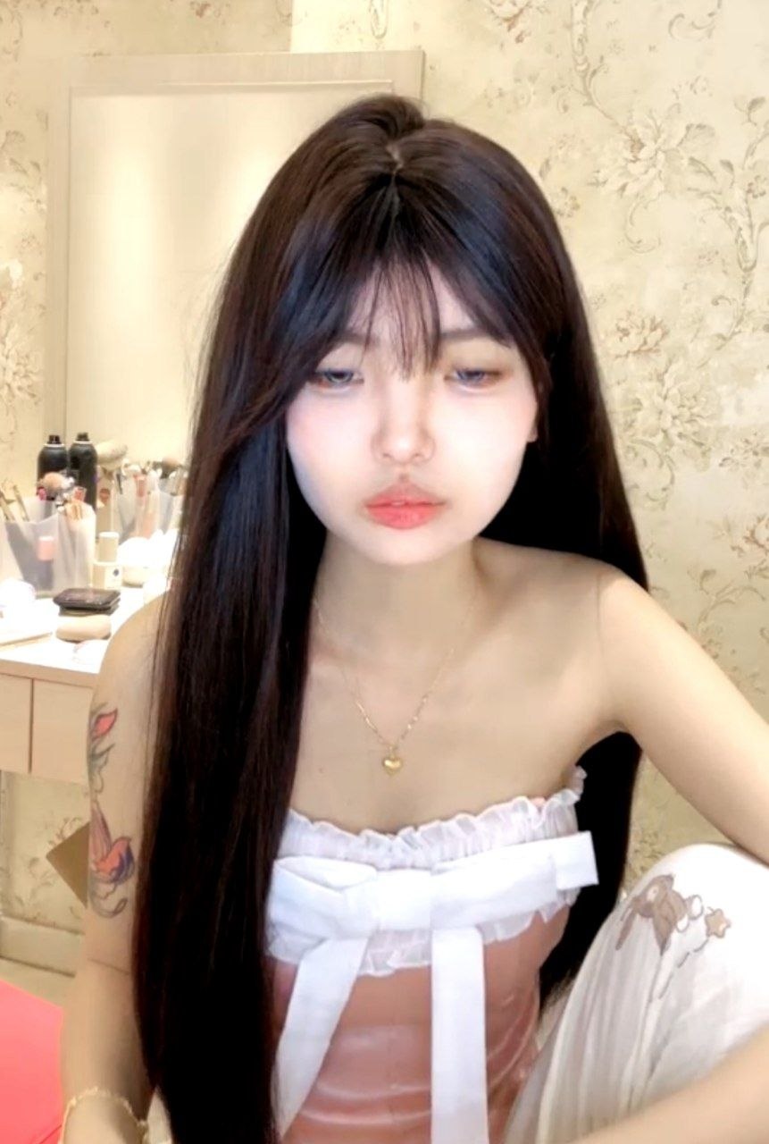 纹身精神小妹直播 又是不脱的骚货 好想灌精给她喝 - 图片