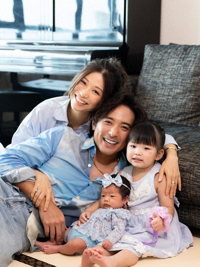 恭喜！78岁林子祥再做爷爷，二孙女满月照曝光，浓密头发似足爷爷