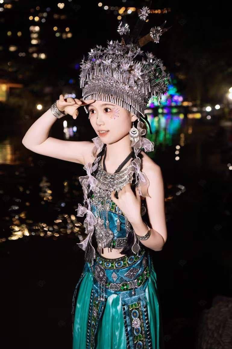 民族风格小姐姐，看着温文儒雅，背后却骚的不行，和榜一大哥偷偷来酒店开房，看着大哥又大又粗的大鸡巴，一脸淫荡的吃了上去，大哥爽笑了，抱美少女抱起来猛艹，淫水流出来了 - 图片