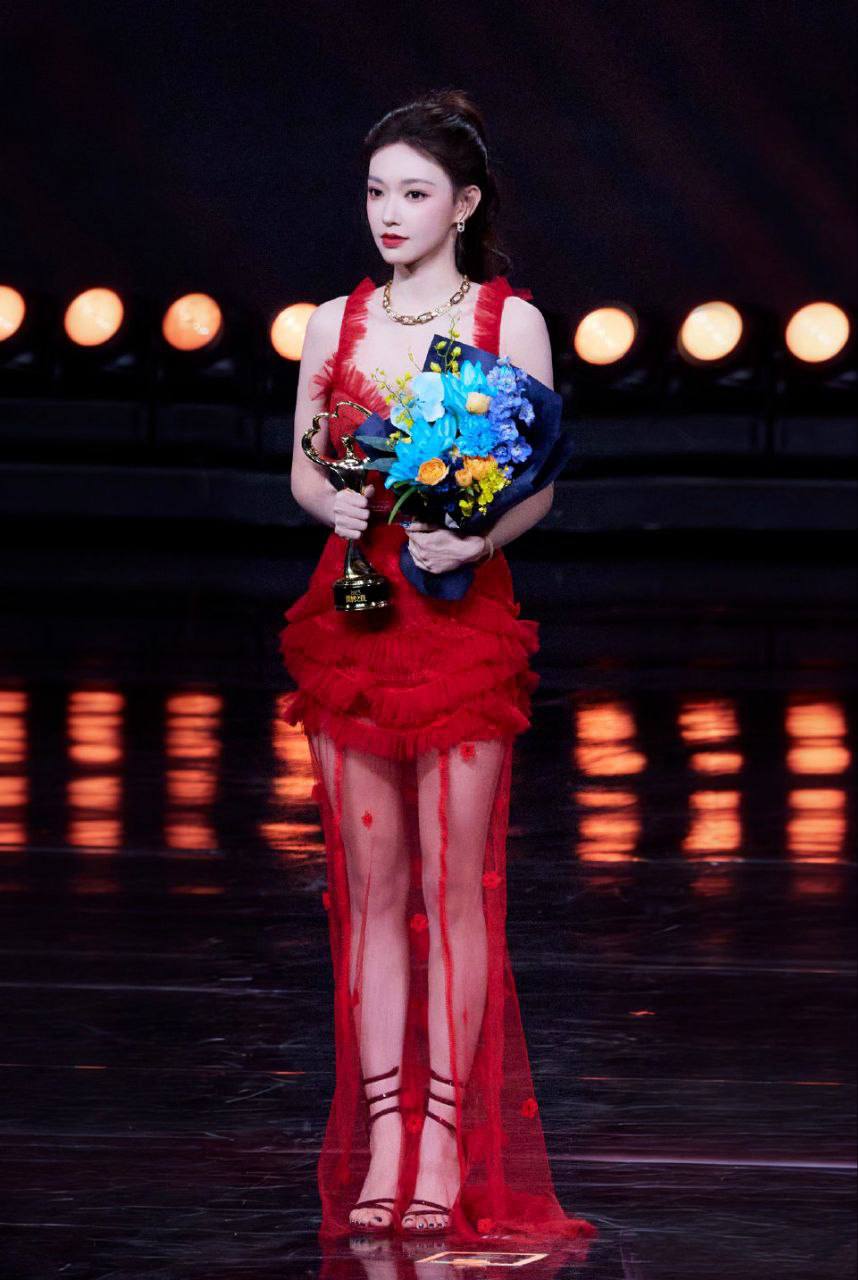 微博之夜低胸红色透纱裙太诱惑了，奶子真美 - 图片