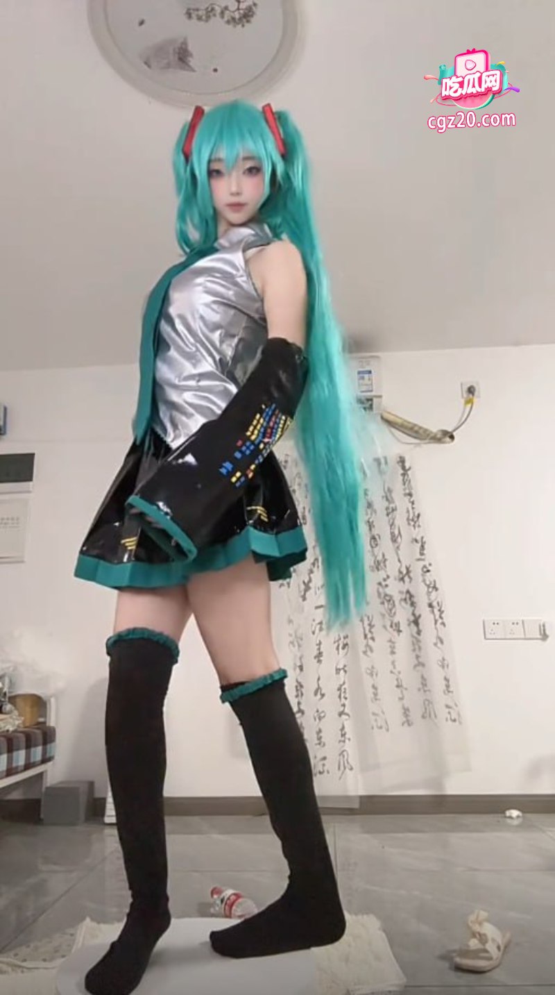 抖音网红Cos 性感小苏 镜头前穿着黑丝模拟足交 反差感十足 - 图片