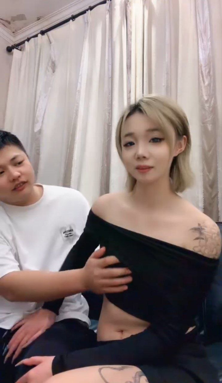 精神小妹挑逗小胖哥 吃鸡巴