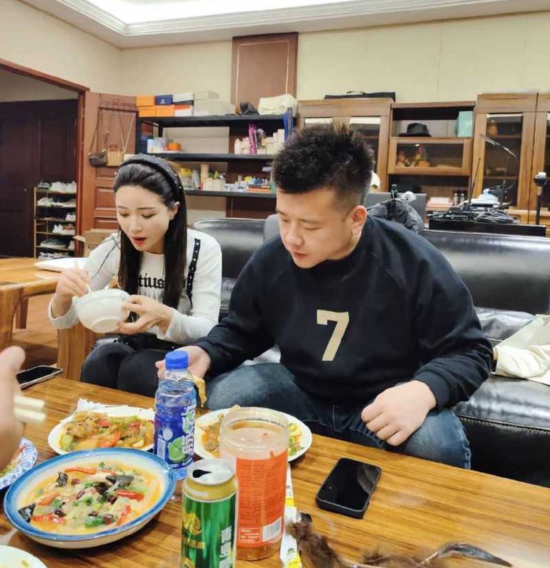 抖音千万级网红 木森 被女友红豆直播曝光 出轨女徒弟小媛 渣男专约年轻妹子 人设塌房掉粉无数！ - 图片
