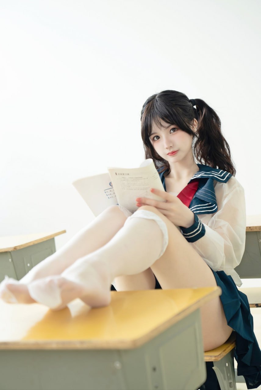 #橙子喵酱 #JK #白虎 #校服 #白丝 课桌泳衣 - 图片