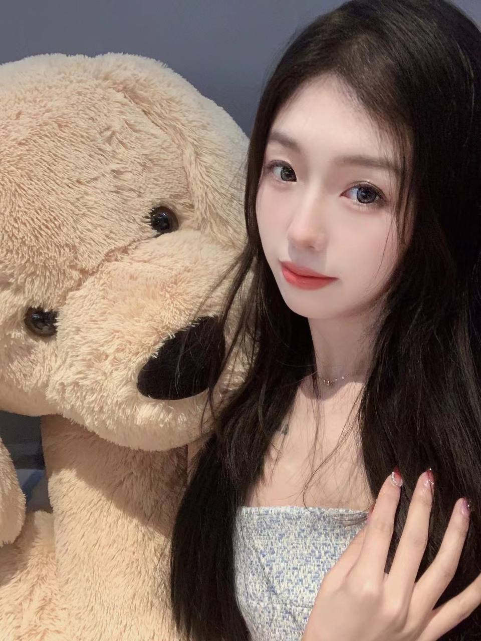 极品颜值的护士妹妹上厕所尿尿被偷拍泄密到网上，颜值和身材确实不赖 - 图片