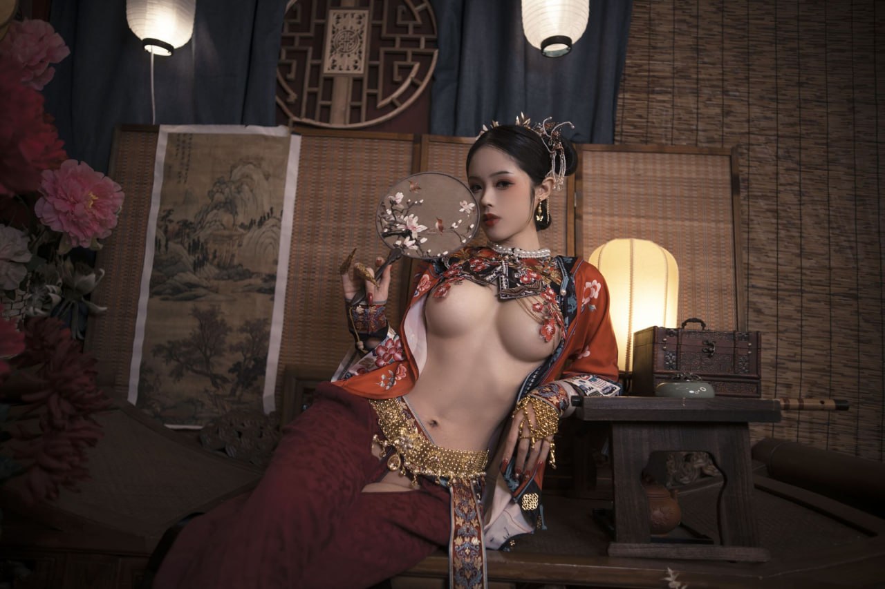 古装风格高冷美少女看着温文儒雅，背后却骚的一批，半夜穿着古装躺在床上自慰，看着自己粉粉嫩嫩的小穴，饥渴难耐的用两根手指对着小穴一顿猛插，小穴汁水蹭蹭往外冒，又嫩又滑，美少女开始用力摸着自己的阴蒂，小穴快到极限了，突然，美少女猛的抖了一下，淫水喷了一地 - 图片