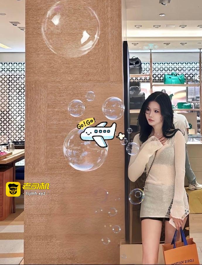 最近网红圈又炸了！童锦程的“童漾妈”旧照被网友扒出，直接上了热搜，标题写得明明白白：“童漾妈旧照曝光，这是整容了吗？” - 图片
