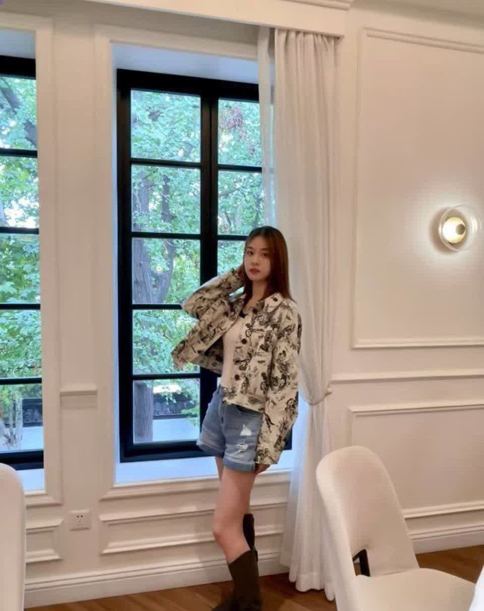 高颜值清纯黑丝大长腿女大学生，在酒店被金主按在床上无套疯狂中出抽插 - 图片