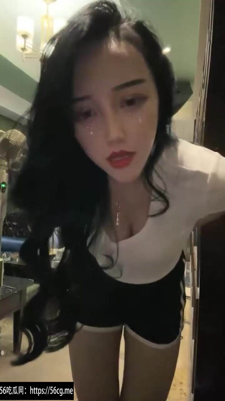 68万女网红KTV包厢炸裂操作，被榜一大哥暴力后入，最尴尬的是突然推门而入的服务员！ - 图片