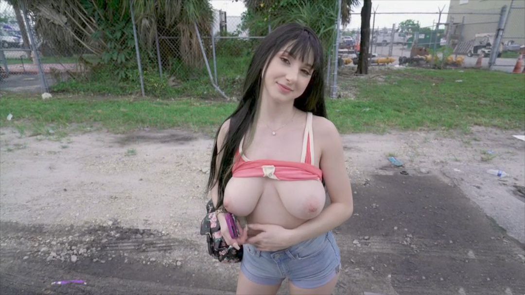 拥有双D罩杯的脱衣舞娘跳上性爱公交车