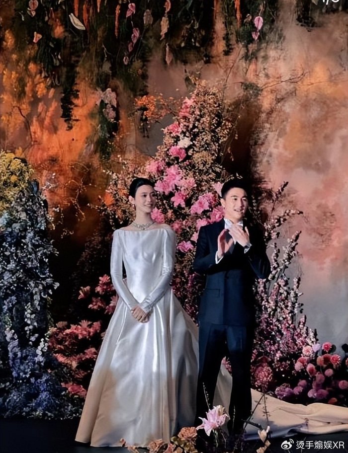 奚梦瑶何猷君答谢宴群星齐聚，何超琼与四太热聊，一双儿女大方露脸出