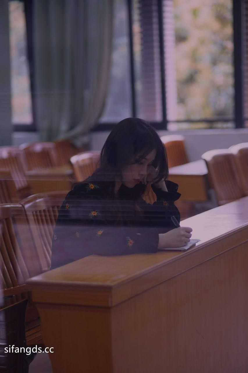 云南省昆明市艺术学院美术系大二学生妹 不愧是搞艺术的 极品高颜值魔鬼身材 眉宇之间充满着一股淡淡的忧伤的气质 - 图片