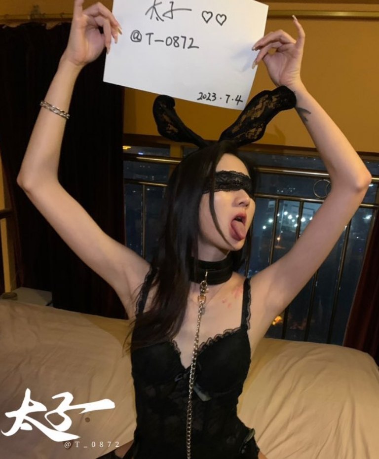 推特高颜值反差少妇太子妃被调教成发情母狗，情趣制服户外露出勾引