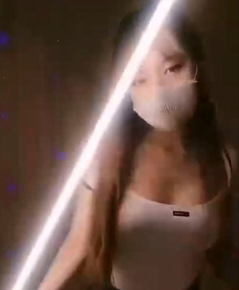 快手极品擦边少妇主播玥玥土豪定制私拍 穿着性感制服露脸大跳裸舞 三点全露激情不断 - 图片