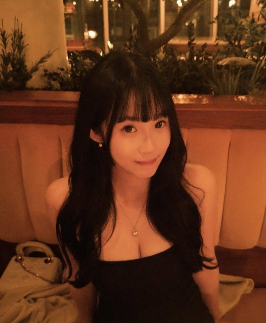 9.7万粉丝高颜值巨乳美妆博主与男友自拍做爱视频 骚逼和屁眼一览无余！ - 图片