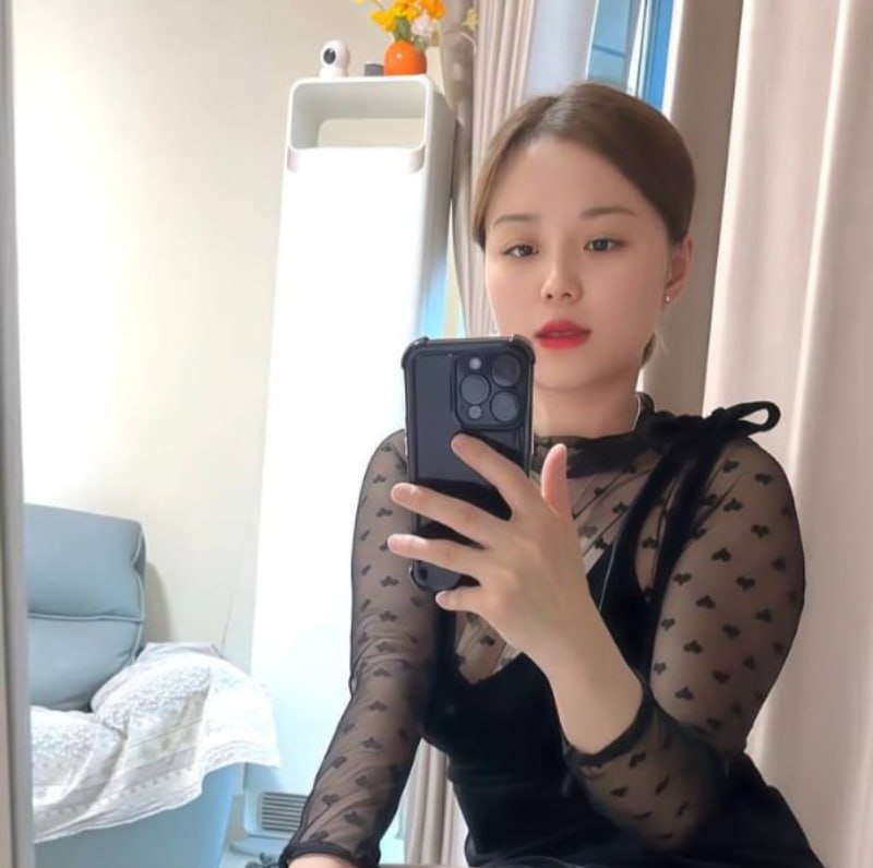 抖音网红 杨枝甘露 小肉包 私密视频太猛了 职业装黑丝兔女郎切换 足交自慰超刺激 - 图片