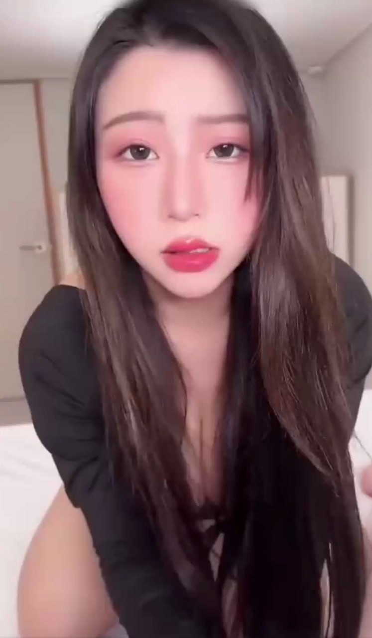 【完美露脸操反差母狗】巨乳熟女，舔鸡巴的表情太反差了，自己主动坐上来，太会扭屁股，动一下都想射！