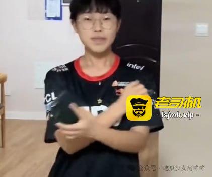 女版Faker“小莎”拒穿T1战袍“吓人”，女版Scout黑丝热舞引争议：模仿电竞明星，流量密码or形象杀手？ - 图片