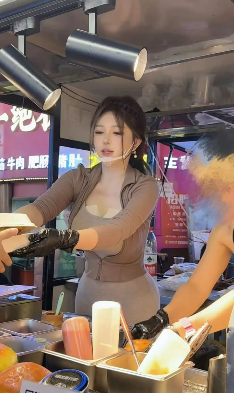 写真一姐化身“汉堡西施”，紧身衣凸显身材，回馈粉丝举办见面会！网友：汉堡吃不下，因为身材已经让人大饱眼福！ - 图片