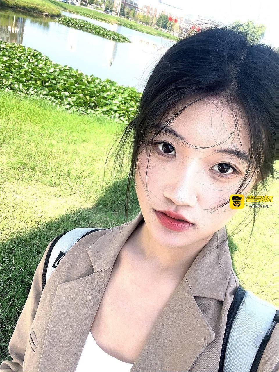 某音颜值小姐姐，虽然照片有点美颜，不过奶子还是很好看，上位一抖一抖的，很给力，被金主爸爸无情后入，还得喊爸爸，不雅视频流出 - 图片