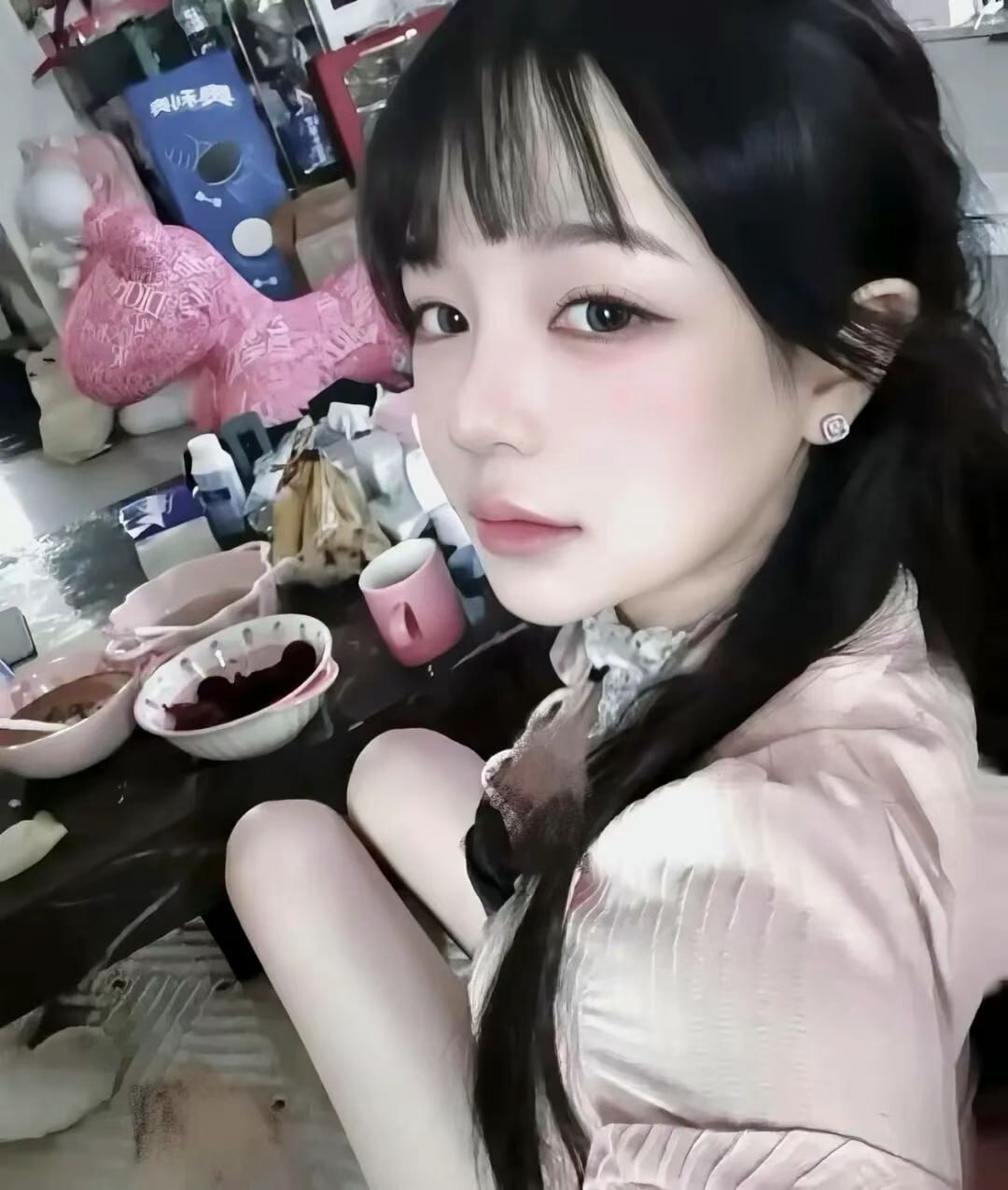 萌妹变精神小妹？游戏女主播一向甜美形象示人，如今却双臂纹身示人走性感风！网友辣评：撸圈混不下去刀区万人捧！ - 图片